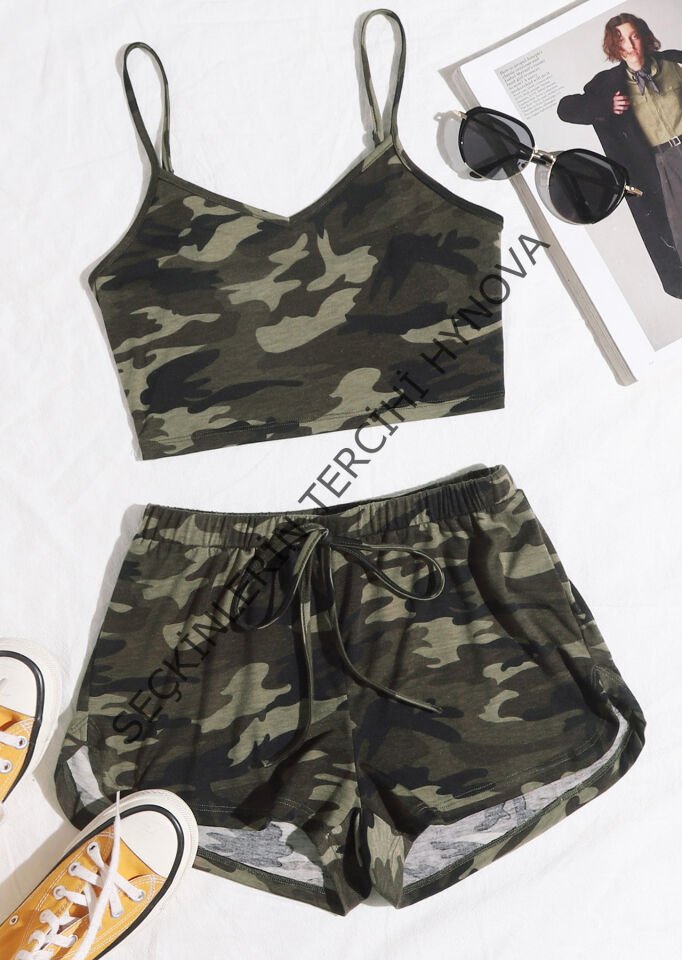 Kadın Kamuflaj Desenli Askılı Crop Top ve Şortlu Gecelik Takım – Modern, Konforlu ve Günlük Kombinlere Uygun