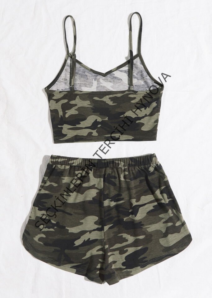 Kadın Kamuflaj Desenli Askılı Crop Top ve Şortlu Gecelik Takım – Modern, Konforlu ve Günlük Kombinlere Uygun