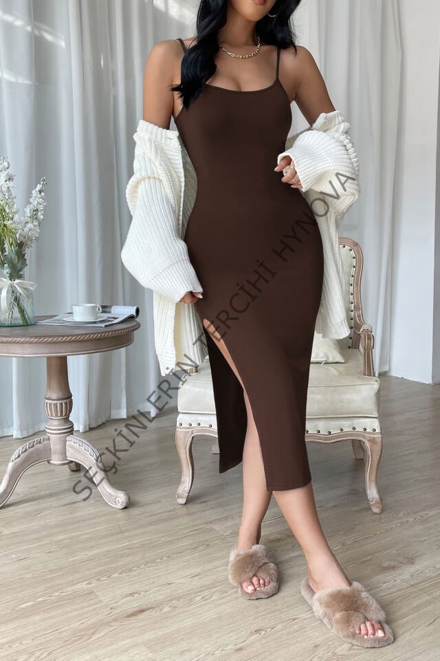 Kadın Kahverengi Yırtmaçlı Diz Altı Vücüdu Saran Gecelik – Modern ve Şık Tasarım