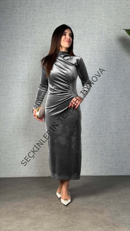 Kadı Uzun Kollu Omuzdan Büzgülü Yandan Taş Detaylı Uzun Kadife Elbise
