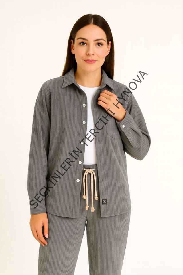 Kadife Oversize Takım – Gömlek Ve Pantolon İkili Set Füme Corduroy Şıklığı, Rahat Ve Zarif Duruş Yumuşak Dokulu Kadife Kumaş, Düğmeli Gömlek Üst Ve Lastikli Pantolon Alt Parça Ile Gün Boyu Konfor- Füme