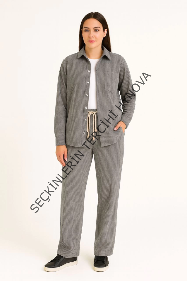 Kadife Oversize Takım – Gömlek Ve Pantolon İkili Set Füme Corduroy Şıklığı, Rahat Ve Zarif Duruş Yumuşak Dokulu Kadife Kumaş, Düğmeli Gömlek Üst Ve Lastikli Pantolon Alt Parça Ile Gün Boyu Konfor- Füme