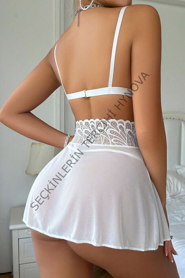 Kadın Beyaz Göğsü ve Beli Dantel Detaylı Etekli Takım – Modern, Konforlu ve Günlük Kombinlere Uygun