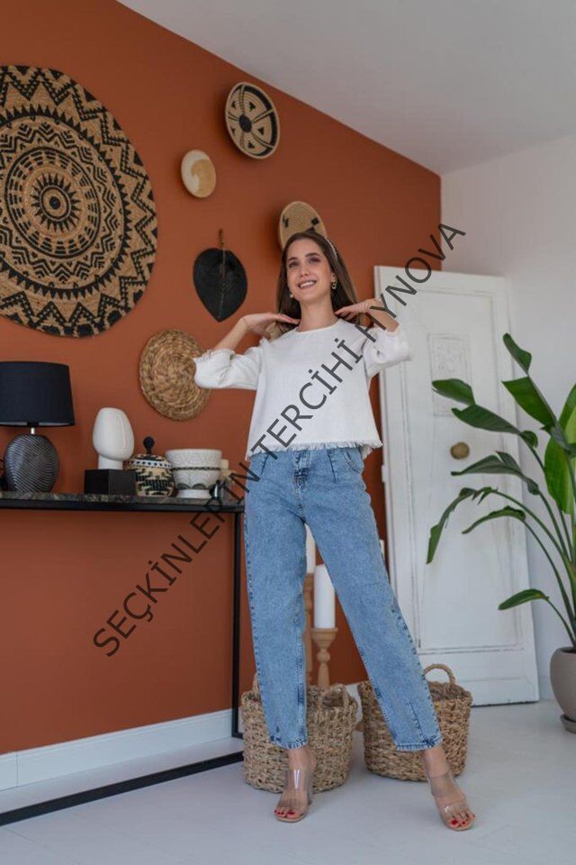 Beyaz Püskül Detaylı Bluz