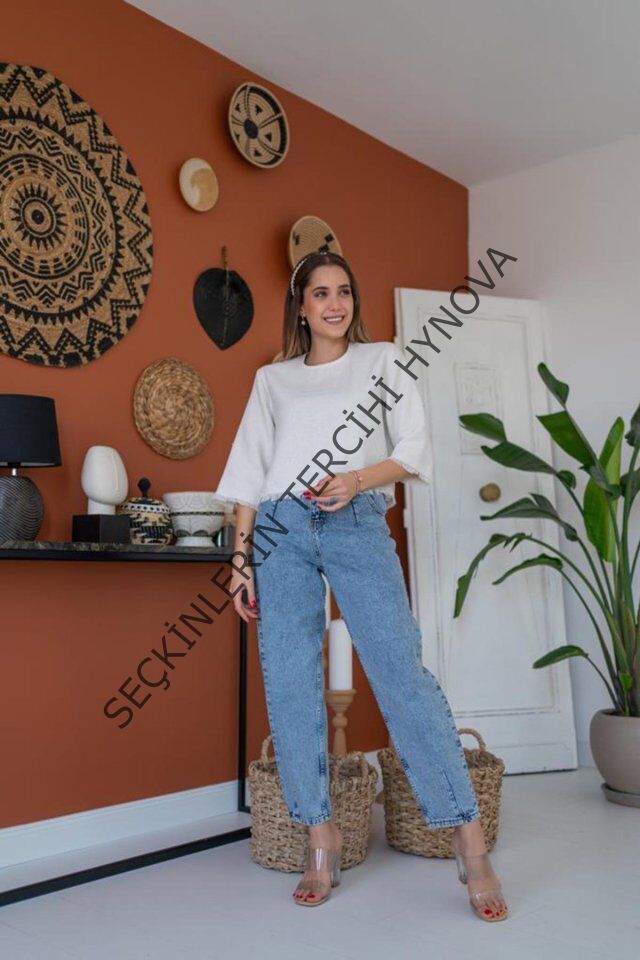 Beyaz Püskül Detaylı Bluz