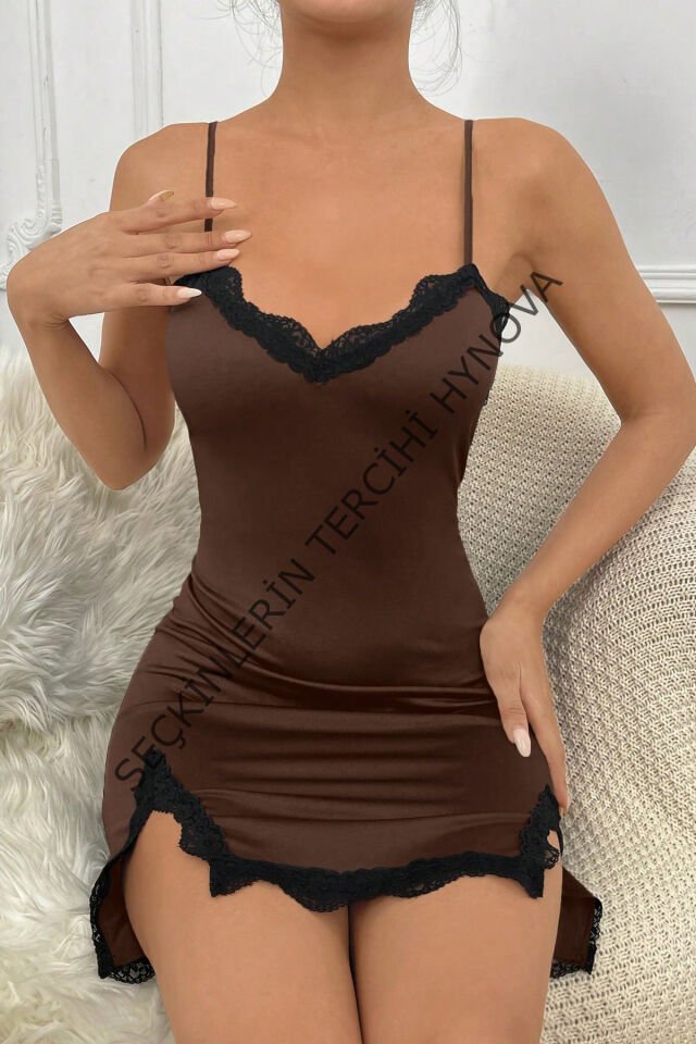 Kadın Kahverengi Göğsü ve Bacakları Dantelli Yırtmaçlı Şık Gecelik – Modern ve Şık Tasarım
