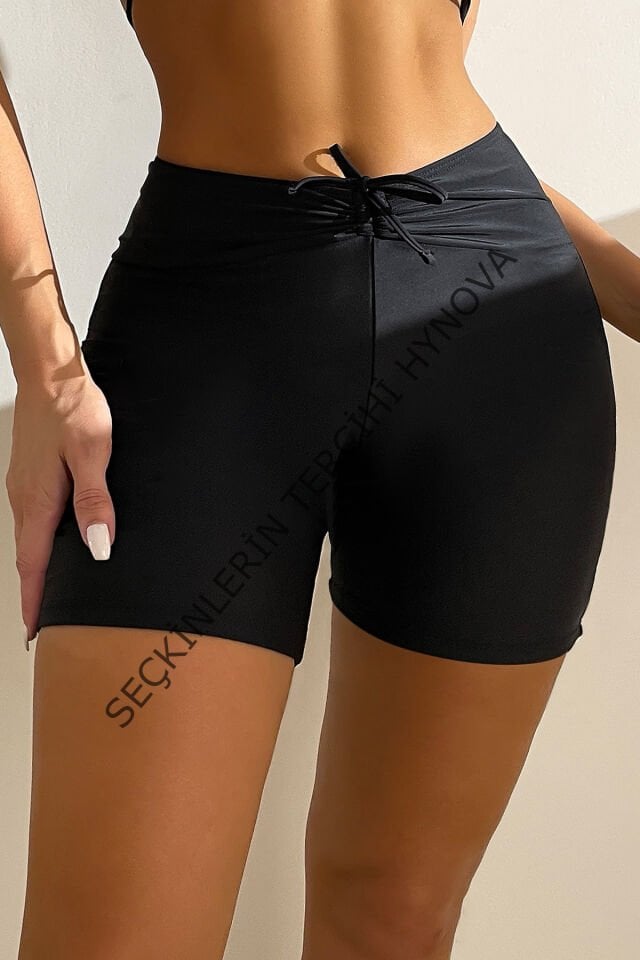 Kadın Siyah Önden Bağcıklı Deniz Şortu – Modern ve Şık Tasarım