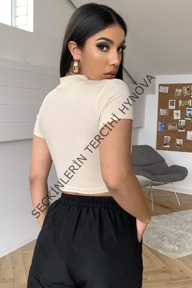 Kadın Ekru Göğüs Dekolteli Yarım Kollu Cut Out Crop Top Bluz – Şık, Rahat ve Kolay Kombinlenebilir