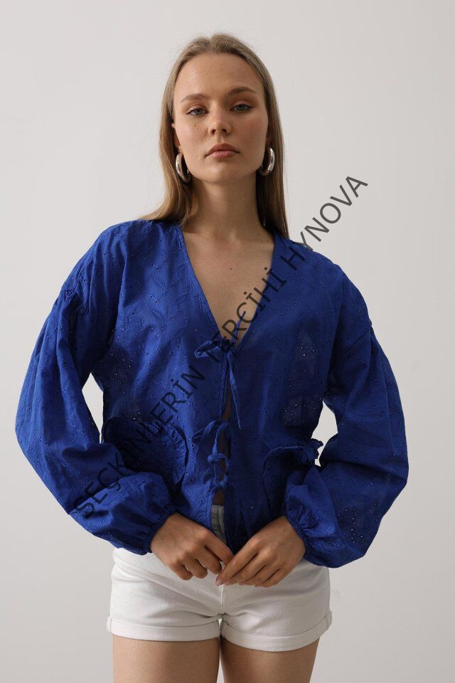 Kalp Detaylı Bağlamalı Brode Bluz - Saks