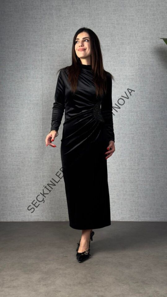 Kadı Uzun Kollu Omuzdan Büzgülü Yandan Taş Detaylı Uzun Kadife Elbise