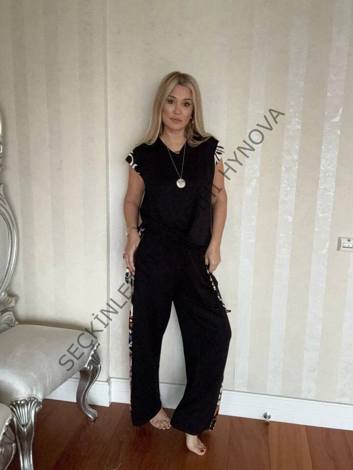 Kadın Yarasa Kol Dijital Baskı Detay Bluz Ve Yanı şerit Detay Kristal Kumaş Pantolon Ikili Takım