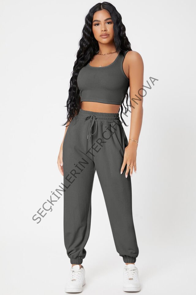 Kadın Antrasit Gri Kaşkorse Cepli Jogger Eşofman Altı ve Crop Top Bluz – Şık, Rahat ve Kolay Kombinlenebilir