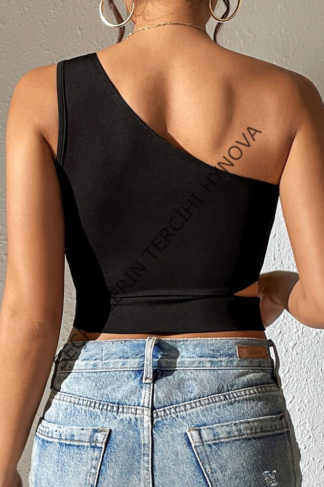 Kadın Siyah Tek Kol Cut Out Göbek Dekolteli Crop Top Bluz – Şık, Rahat ve Kolay Kombinlenebilir