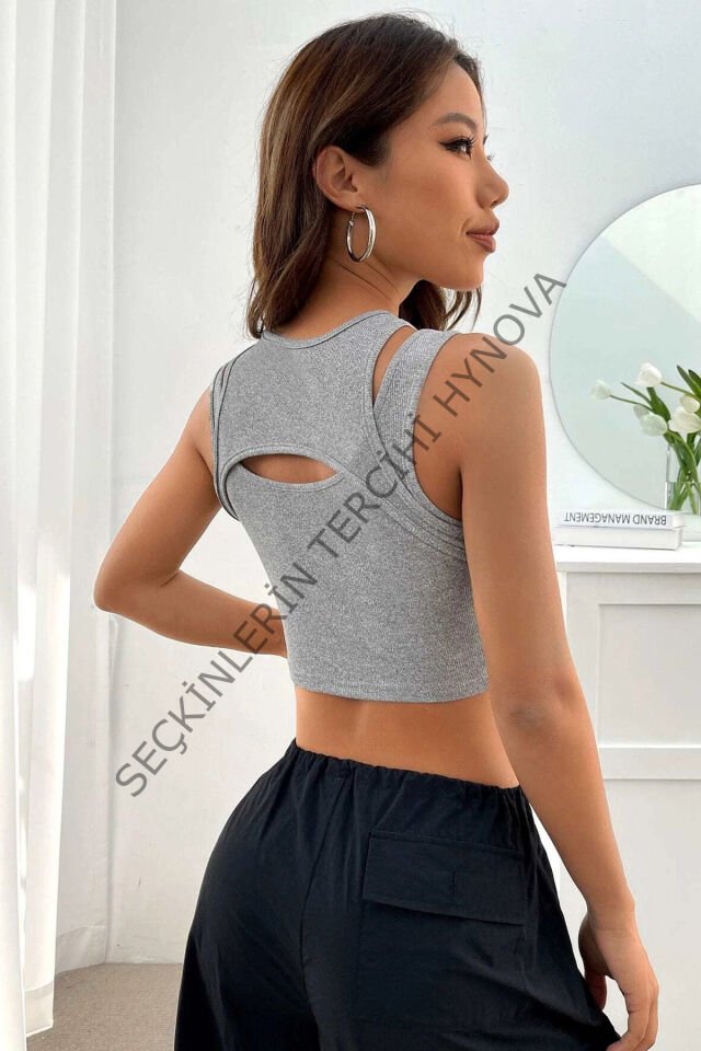 Kadın Gri Kalın Askılı Cut Out Dekolteli Crop Top Bluz – Şık, Rahat ve Kolay Kombinlenebilir