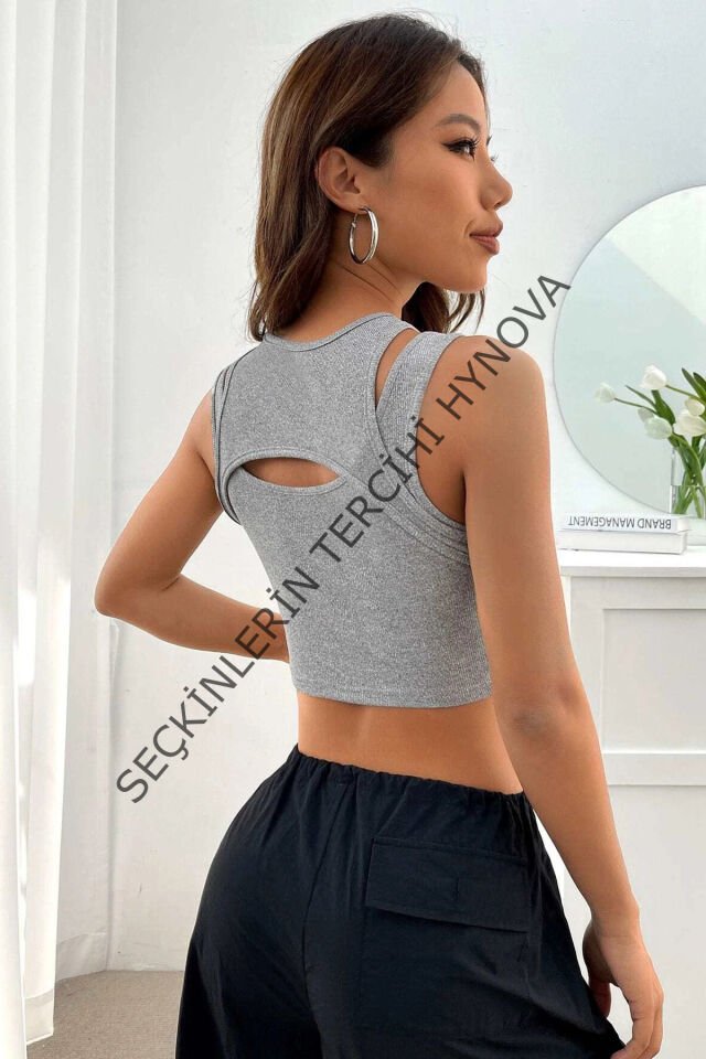 Kadın Gri Kalın Askılı Cut Out Dekolteli Crop Top Bluz – Şık, Rahat ve Kolay Kombinlenebilir