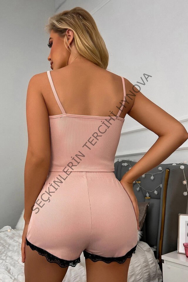 Kadın Pembe Alt Ve Üst Dantel Detaylı Şortlu Gecelik Takımı – Modern, Konforlu ve Günlük Kombinlere Uygun