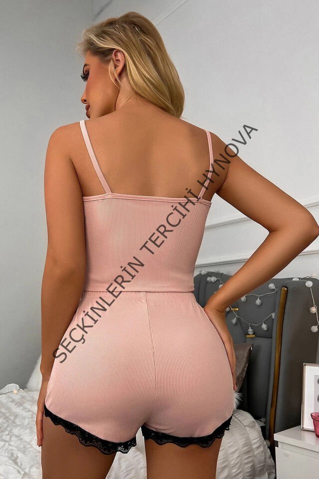 Kadın Pembe Alt Ve Üst Dantel Detaylı Şortlu Gecelik Takımı – Modern, Konforlu ve Günlük Kombinlere Uygun