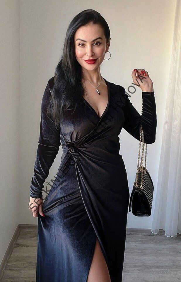 Kadın Uzun Kollu Kruvaze Yaka Yırtmaçlı Kadife Elbise