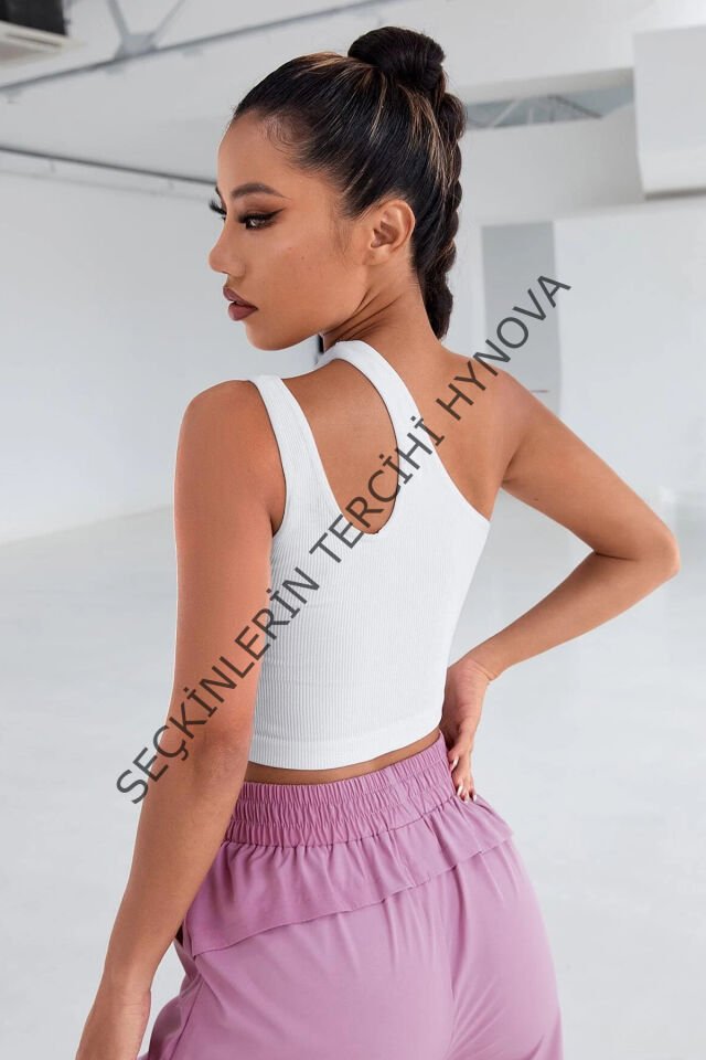 Kadın Beyaz Tek Omuz Cut Out Detaylı Crop Top Bluz – Şık, Rahat ve Kolay Kombinlenebilir