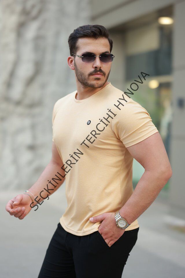 Erkek Bisiklet Yaka Arma Detaylı Basic Kısa Kollu Tişört