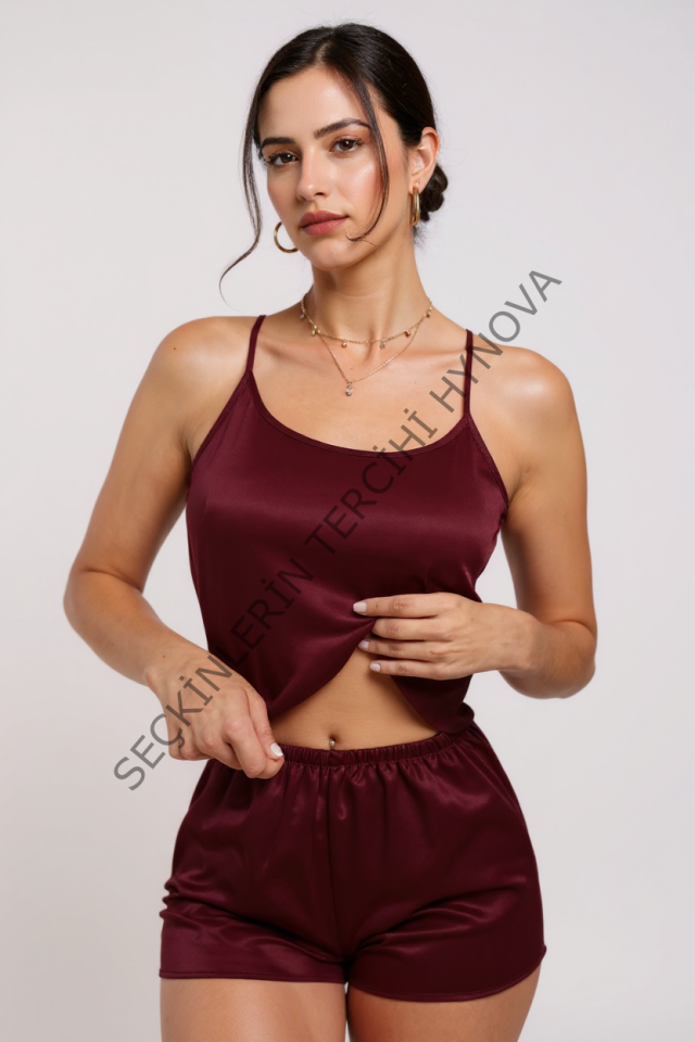 Kadın Bordo Asimetrik Sırt Dekolte Detaylı Şık Şortlu Gecelik Takım – Modern, Konforlu ve Günlük Kombinlere Uygun