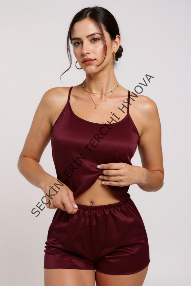 Kadın Bordo Asimetrik Sırt Dekolte Detaylı Şık Şortlu Gecelik Takım – Modern, Konforlu ve Günlük Kombinlere Uygun