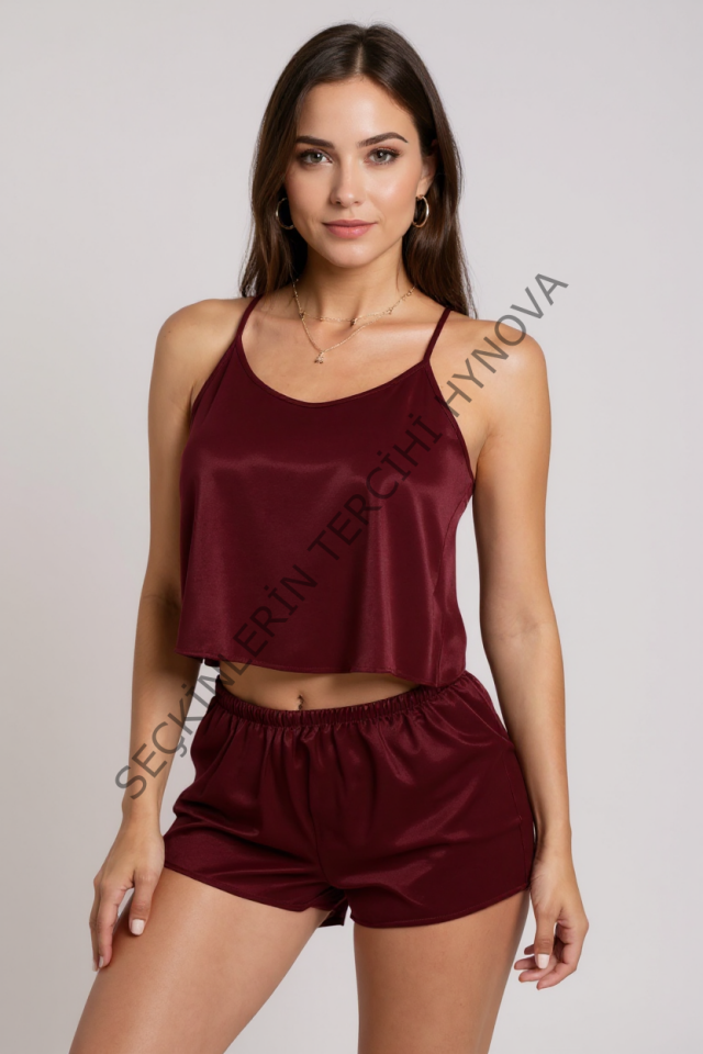 Kadın Bordo Asimetrik Sırt Dekolte Detaylı Şık Şortlu Gecelik Takım – Modern, Konforlu ve Günlük Kombinlere Uygun