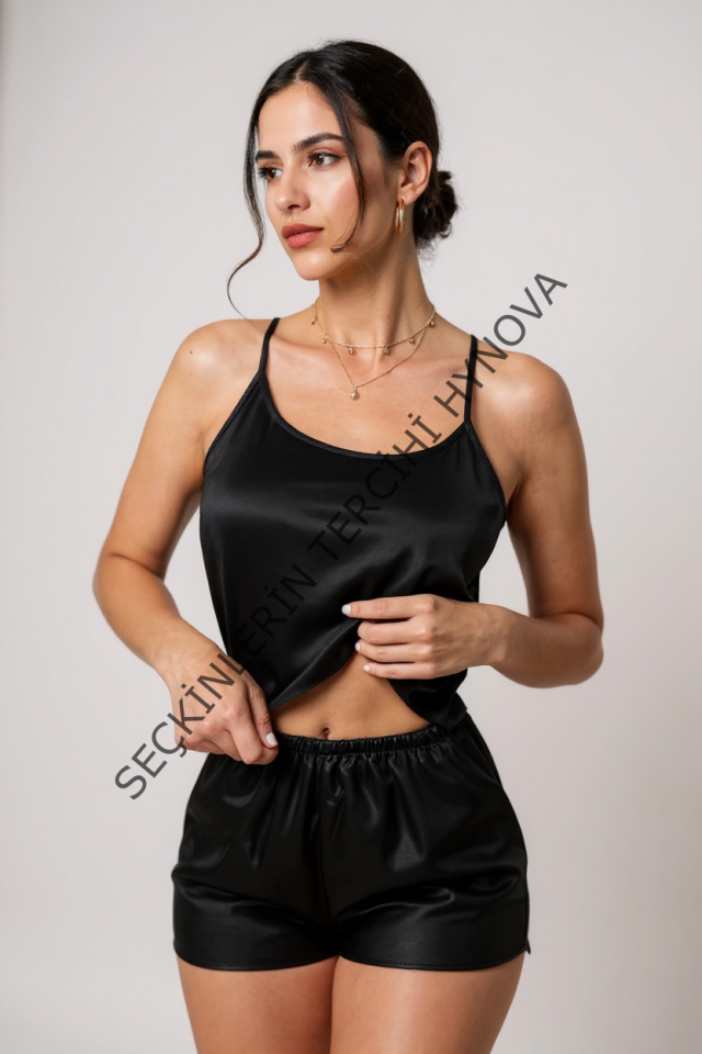 Kadın Siyah Asimetrik Sırt Dekolte Detaylı Şık Şortlu Gecelik Takım – Modern, Konforlu ve Günlük Kombinlere Uygun