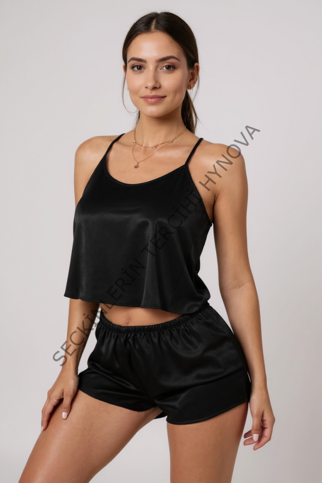 Kadın Siyah Asimetrik Sırt Dekolte Detaylı Şık Şortlu Gecelik Takım – Modern, Konforlu ve Günlük Kombinlere Uygun
