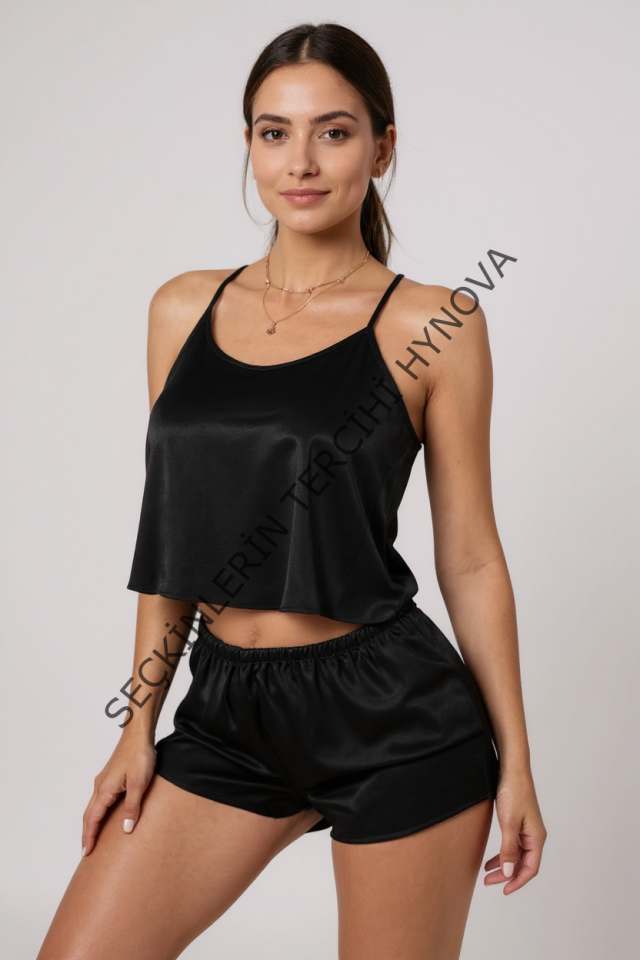 Kadın Siyah Asimetrik Sırt Dekolte Detaylı Şık Şortlu Gecelik Takım – Modern, Konforlu ve Günlük Kombinlere Uygun