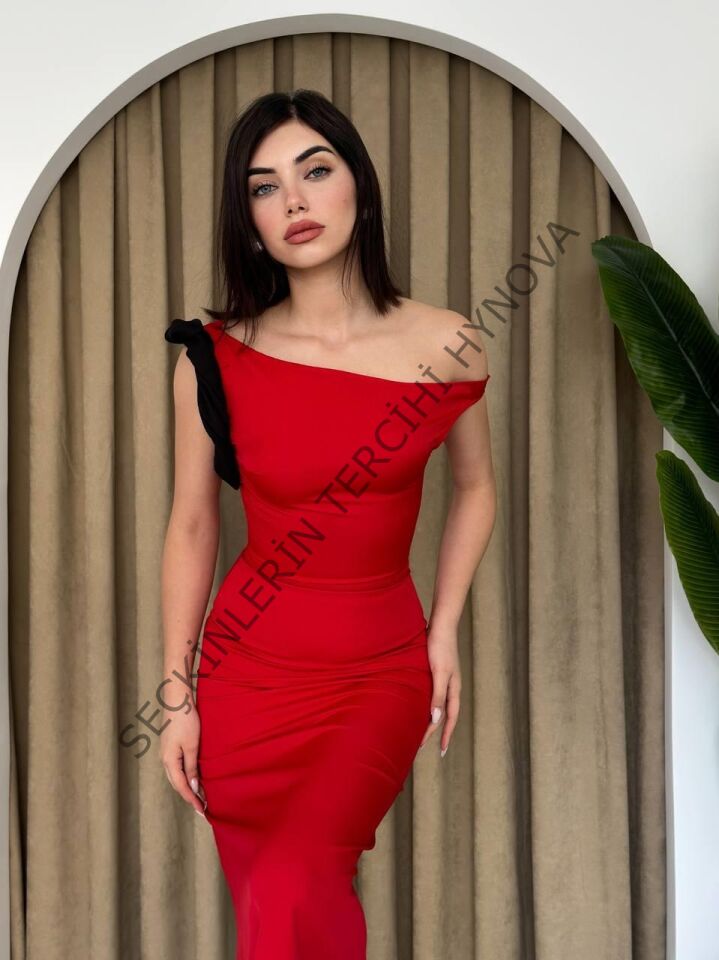 Jovani Omuz Detaylı Elbise